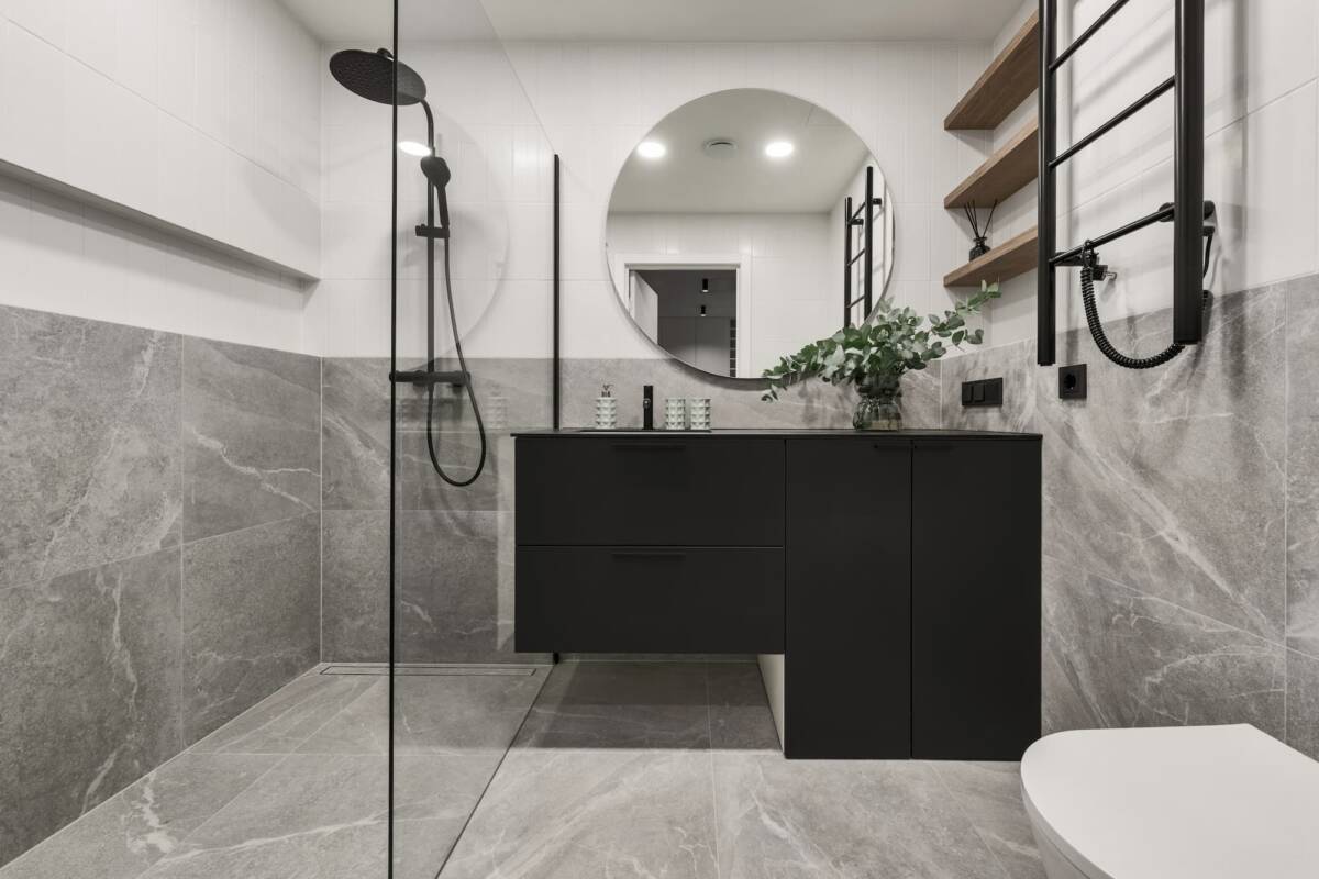 ADOBESTOCK_530535166 | NEF Concept Comment choisir un carrelage antidérapant pour une salle de bain sécurisée ? Riedisheim 0